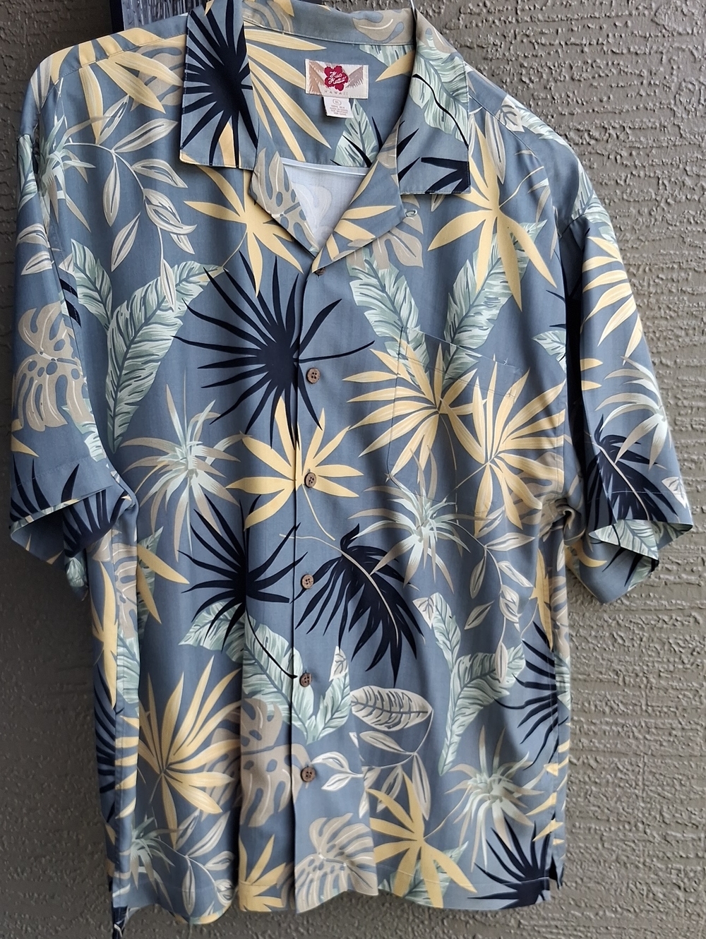 Hilo Hattie Gray Short Sleeve Tropical Print Silk Button-Down Shirt